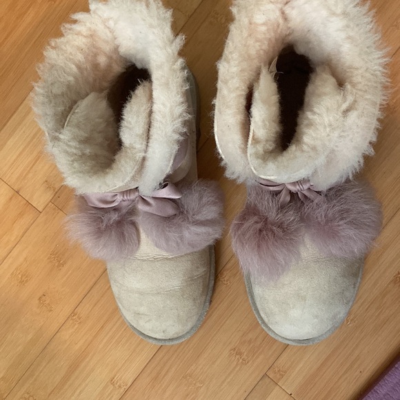 Ugg lavender fog Gita Bow Pom Pom RARE - Picture 3 of 5